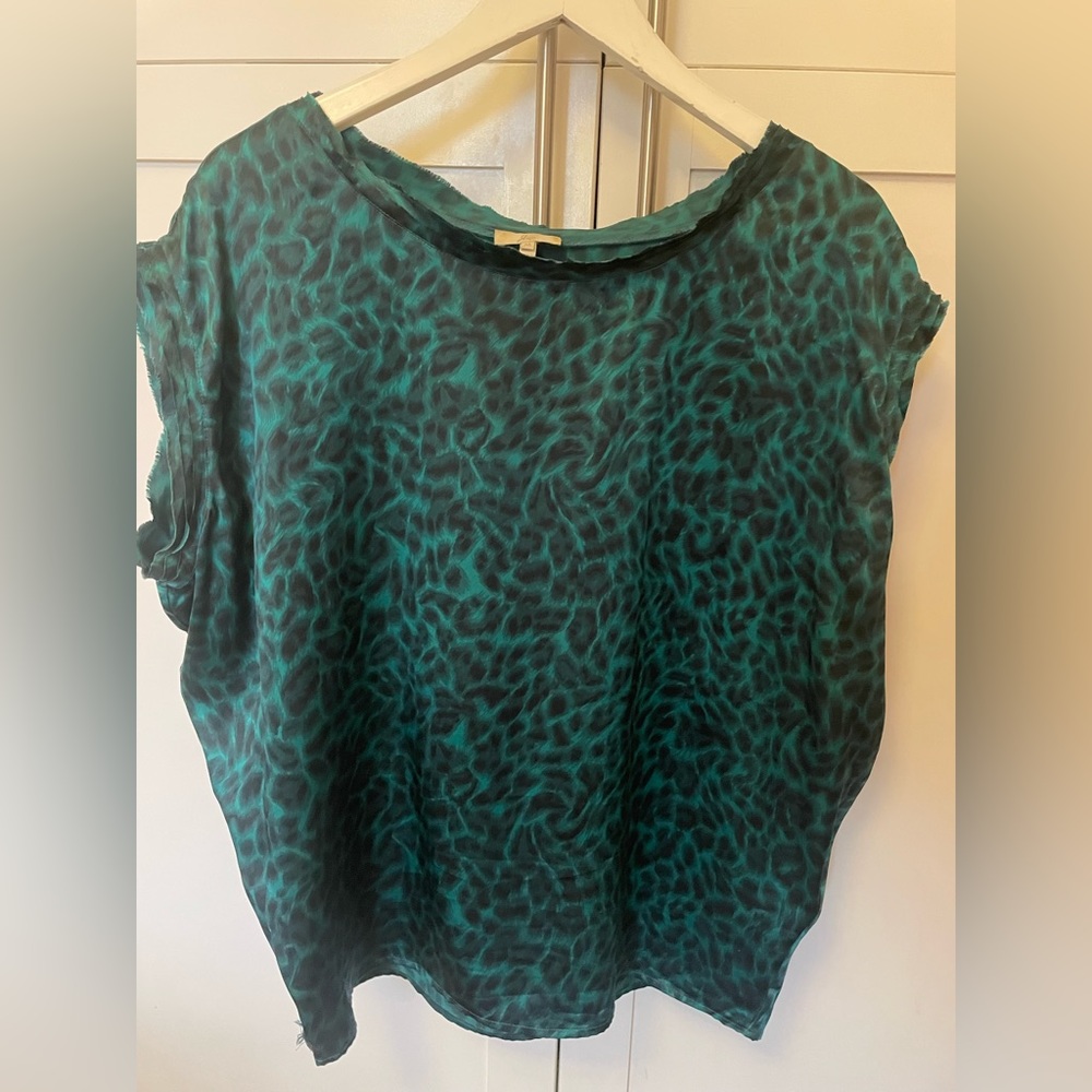 100% Silk, vintage joie blouse. Size M, Animal print, flowy short sleeve.